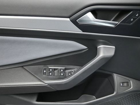 Used 2025 Volkswagen Jetta SE image 13