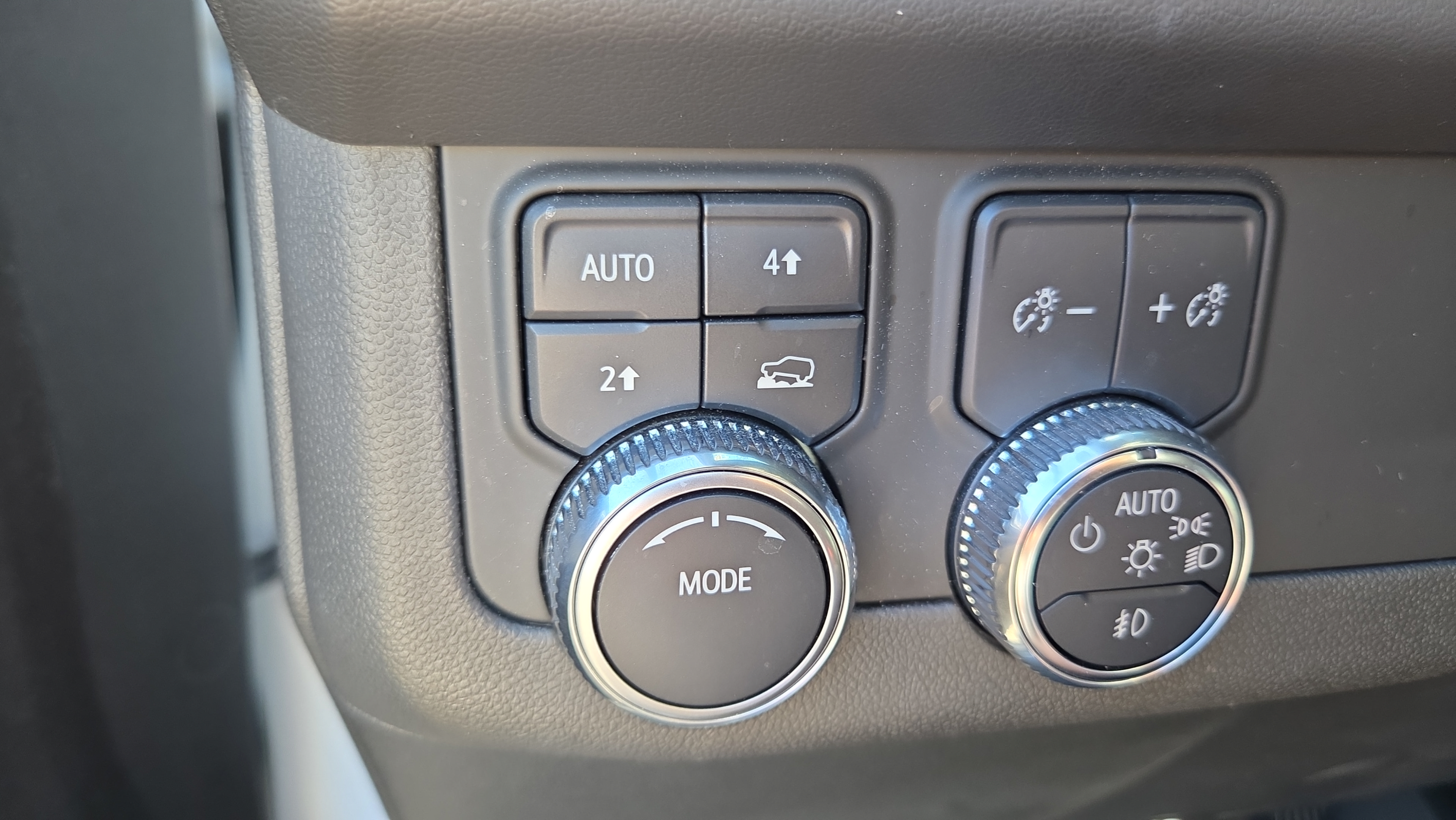 Used 2022 GMC Yukon SLT w/ SLT Premium Package AWD/4WD image 28
