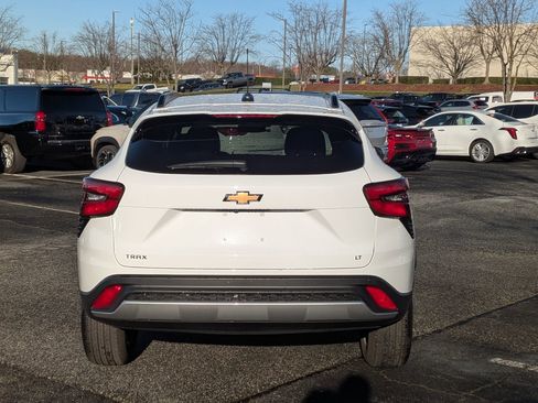 Used 2025 Chevrolet Trax LT w/ LT Convenience Package image 8