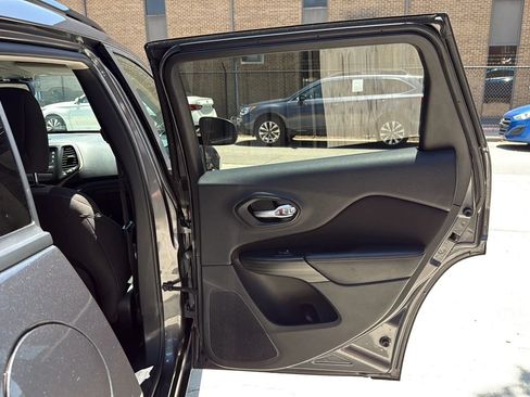 Used 2017 Jeep Cherokee Sport w/ Cold Weather Group FWD image 20