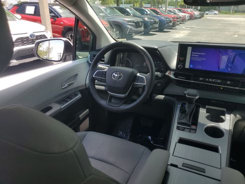 Used 2025 Toyota Sienna XLE FWD image 16