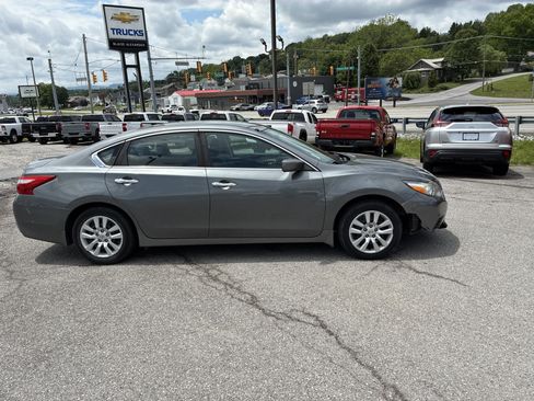 Used 2017 Nissan Altima 2.5 S w/ Power Driver Seat Package FWD image 2