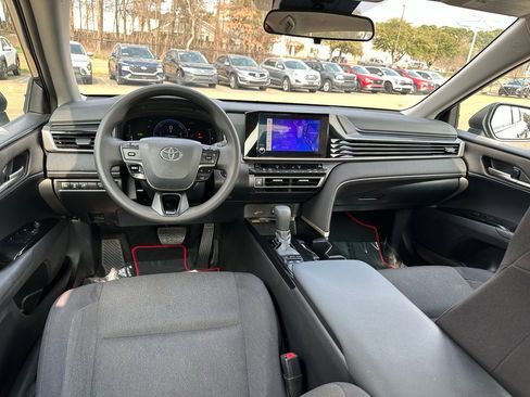 Used 2025 Toyota Camry LE image 10