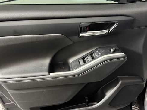 Used 2021 Toyota Highlander XLE FWD image 12