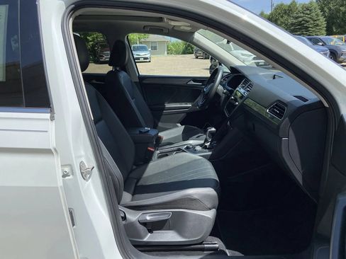 Used 2023 Volkswagen Tiguan SE w/ Panoramic Sunroof Package AWD/4WD image 13