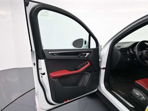 Certified 2024 Porsche Macan S image 16
