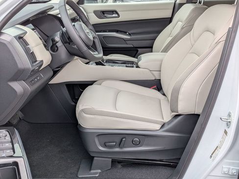 Used 2025 Nissan Pathfinder SL w/ Lighting Package (N92) image 11