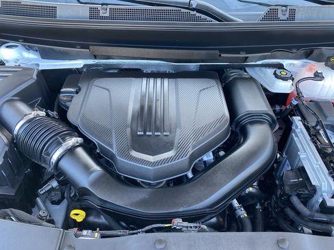 Used 2025 Chevrolet Traverse LT image 14