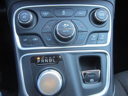 Used 2015 Chrysler 200 Limited w/ Convenience Group image 31