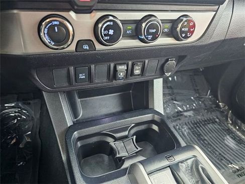 Used 2018 Toyota Tacoma SR5 image 3