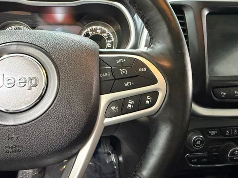 Used 2017 Jeep Cherokee Overland w/ Technology Group AWD/4WD image 17