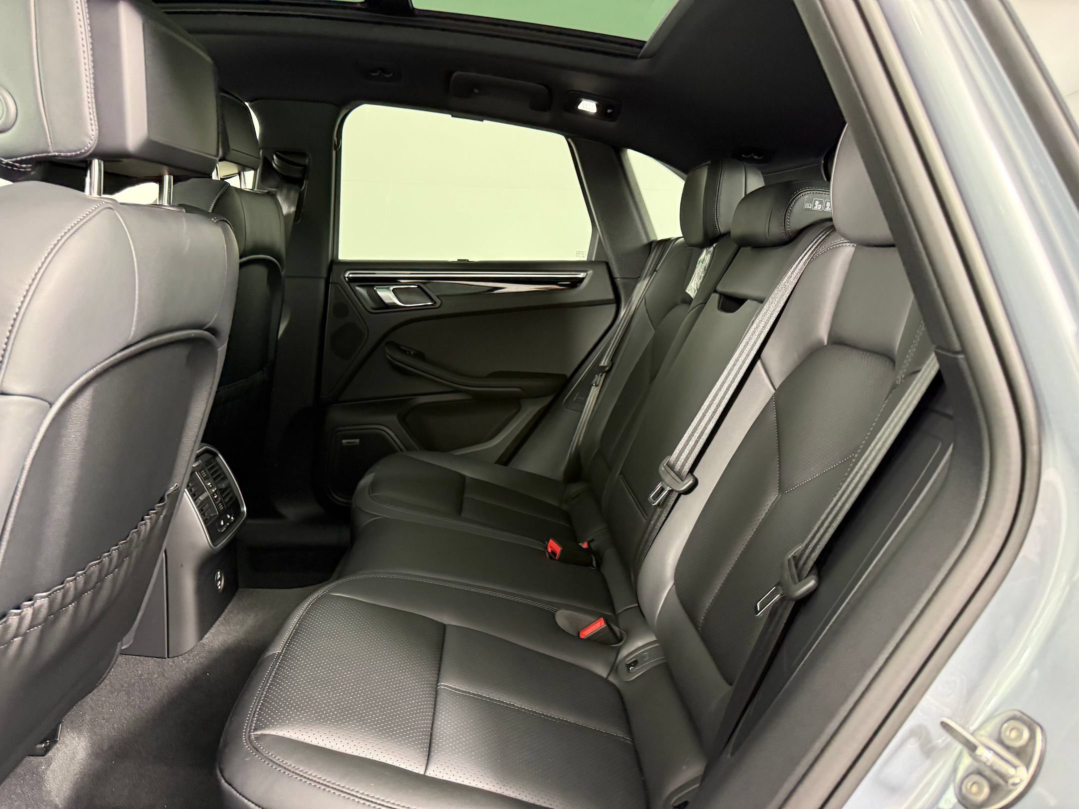 Certified 2026 Porsche Macan AWD/4WD image 22