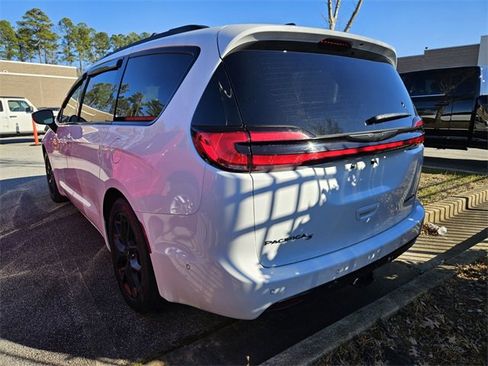 Used 2024 Chrysler Pacifica Limited w/ Uconnect Theater Family Group image 4