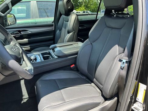 Used 2025 Jeep Wagoneer Series III w/ Premium Group I AWD/4WD image 8