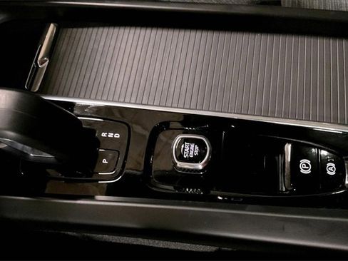 Certified 2023 Volvo XC60 B5 Core image 32