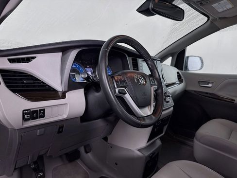 Used 2020 Toyota Sienna XLE Premium image 12