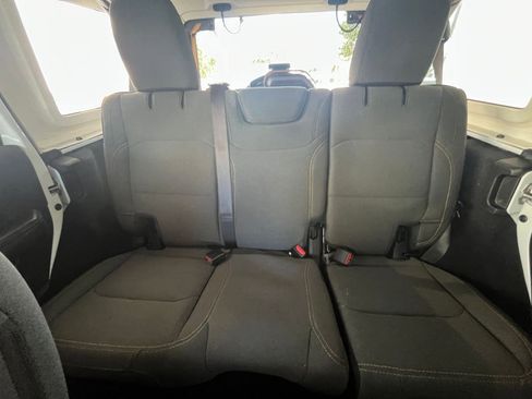 Used 2025 Jeep Wrangler Sahara image 38