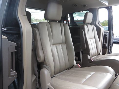 Used 2015 Chrysler Town & Country Touring w/ Driver Convenience Group image 22