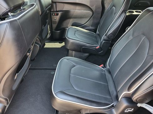 Used 2026 Chrysler Pacifica Limited FWD image 29
