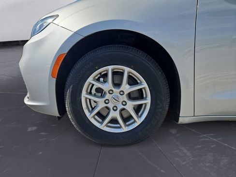 Used 2024 Chrysler Pacifica Touring-L FWD image 14