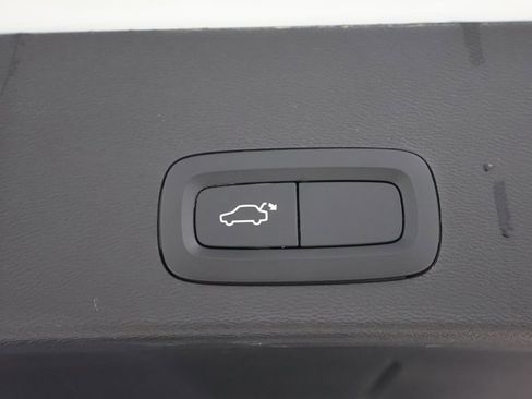 Used 2023 Volvo XC40 B5 Core image 20