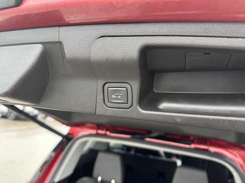 Used 2023 GMC Acadia SLT image 13