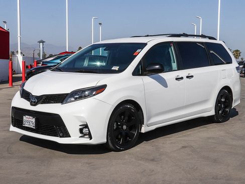 Certified 2020 Toyota Sienna SE w/ Nightshade Edition FWD image 3