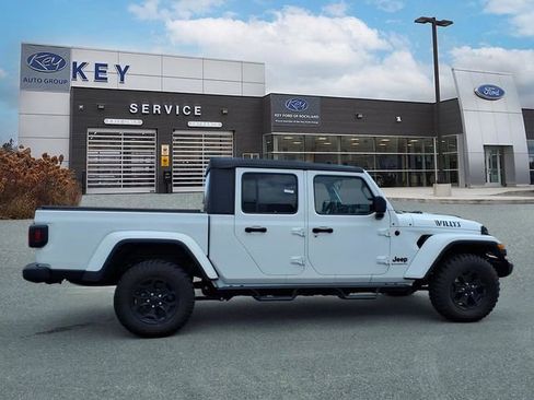 Used 2023 Jeep Gladiator Sport AWD/4WD image 4