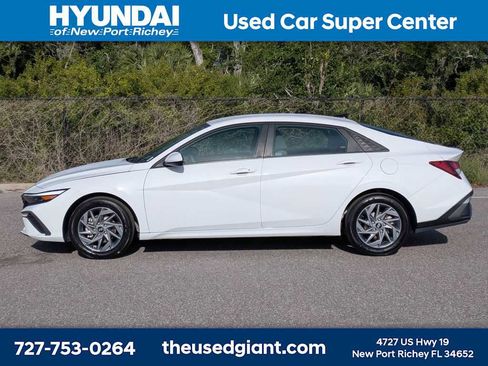 Used 2024 Hyundai Elantra SEL FWD image 2