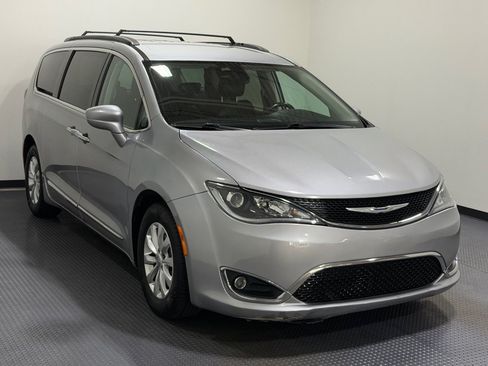 Used 2017 Chrysler Pacifica Touring-L FWD image 4