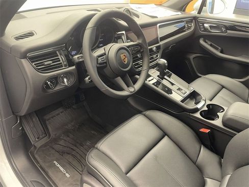New 2026 Porsche Macan image 4