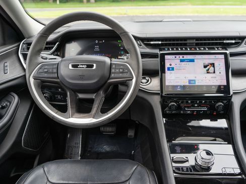 Used 2023 Jeep Grand Cherokee 4WD 4xe w/ Luxury Tech Group II image 13