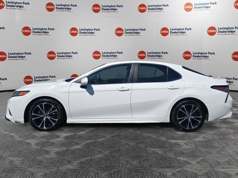 Used 2018 Toyota Camry SE w/ Moonroof Package FWD image 4