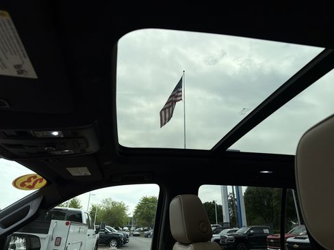 Used 2023 Chevrolet Tahoe Premier AWD/4WD image 28