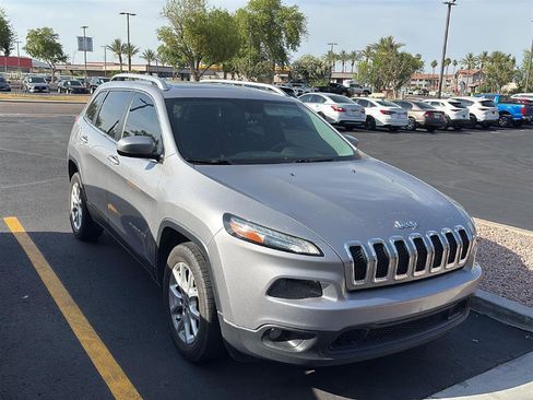 Used 2018 Jeep Cherokee Latitude Plus w/ Comfort/Convenience Group image 2