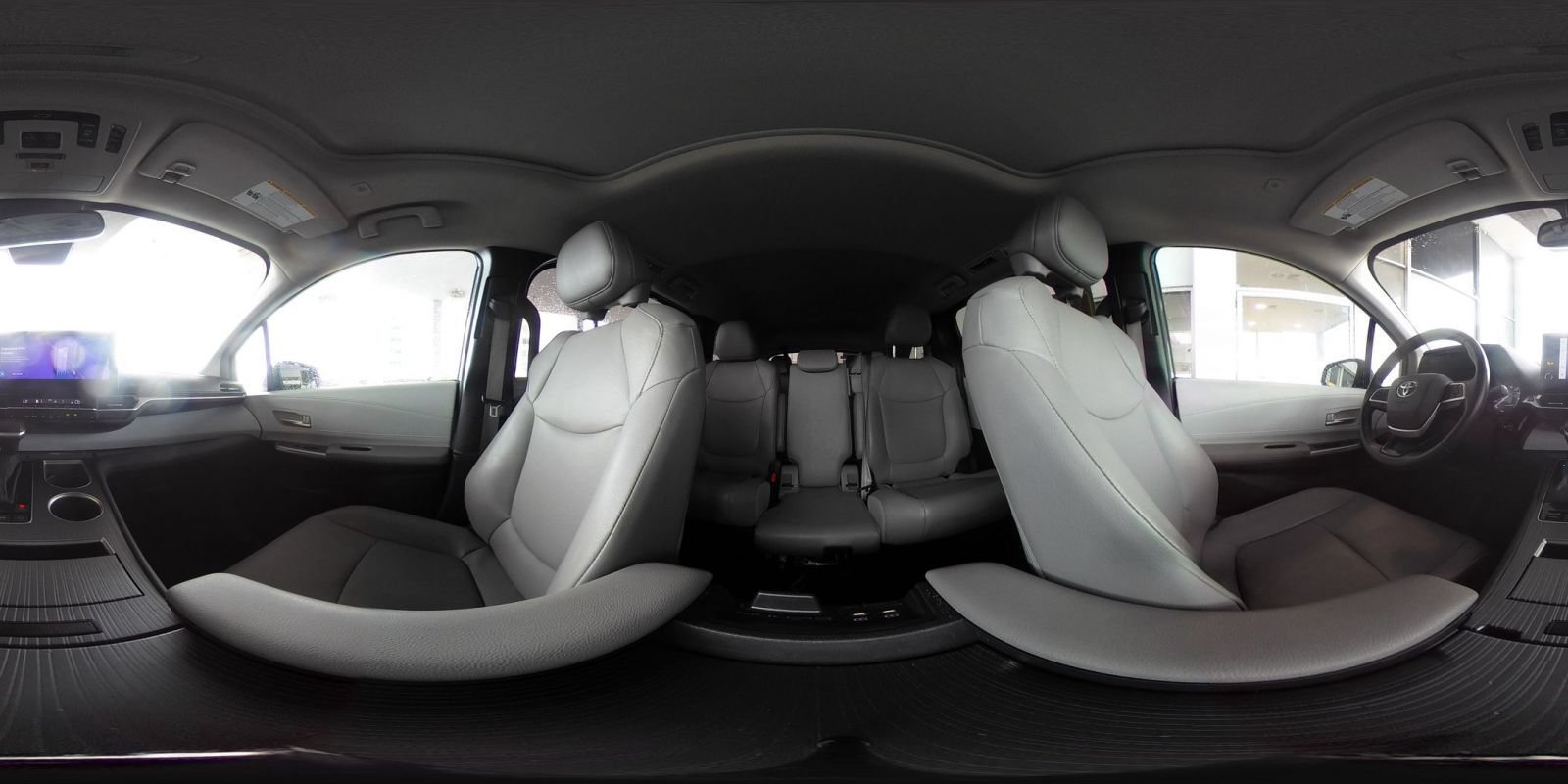 Used 2025 Toyota Sienna XLE FWD image 45