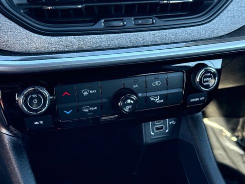 Used 2025 Jeep Compass Latitude image 24