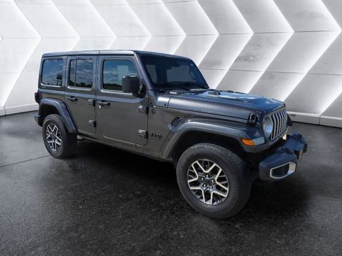 Used 2025 Jeep Wrangler Unlimited Sahara AWD/4WD image 3