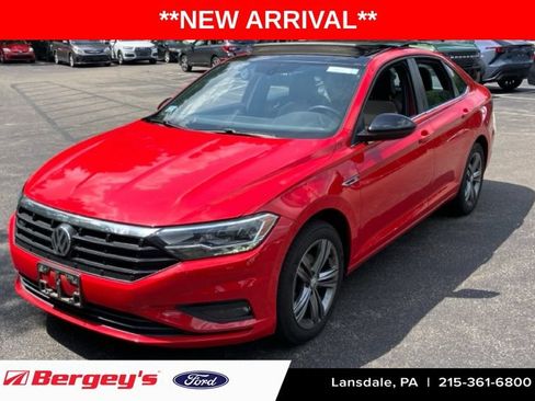 Used 2019 Volkswagen Jetta R-Line w/ R-Line Cold Weather Package FWD image 1