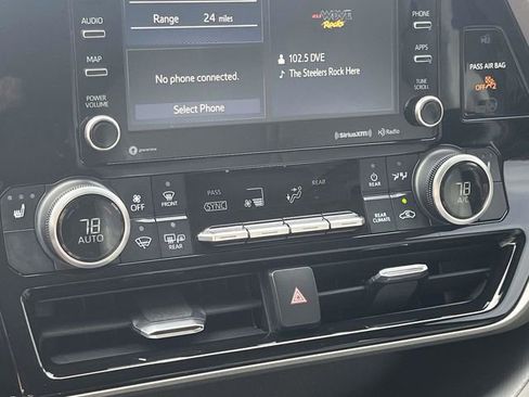 Used 2021 Toyota Highlander XLE image 25