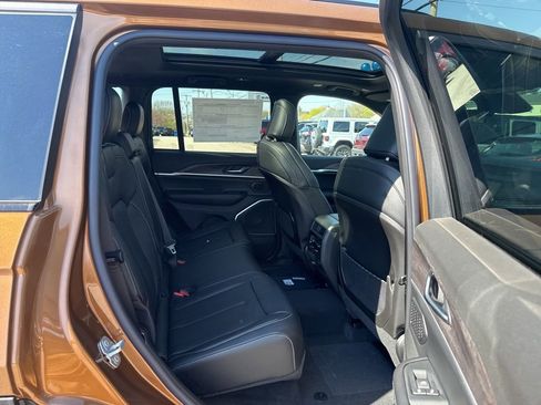 New 2026 Jeep Grand Cherokee Limited AWD/4WD image 17