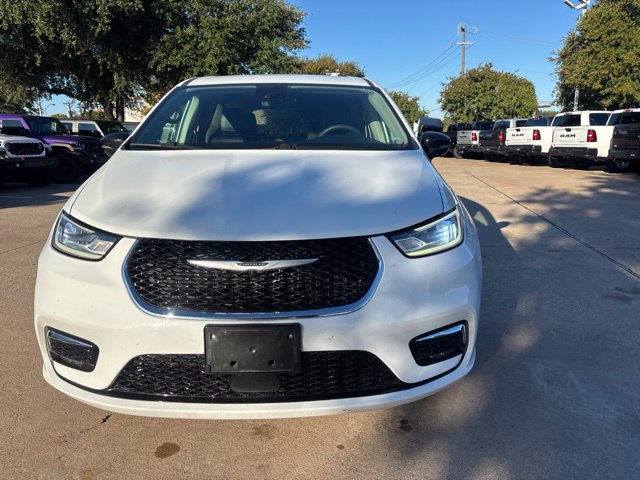 Used 2024 Chrysler Pacifica Touring-L FWD image 3