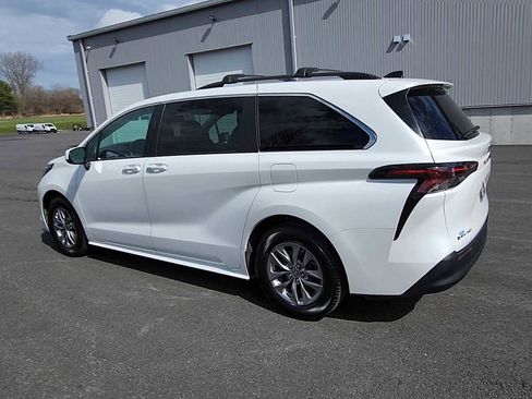 Used 2025 Toyota Sienna XLE w/ XLE Plus Package image 6