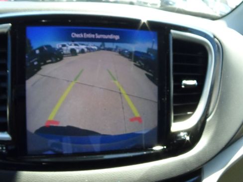 Certified 2024 Chrysler Pacifica Touring-L FWD image 26