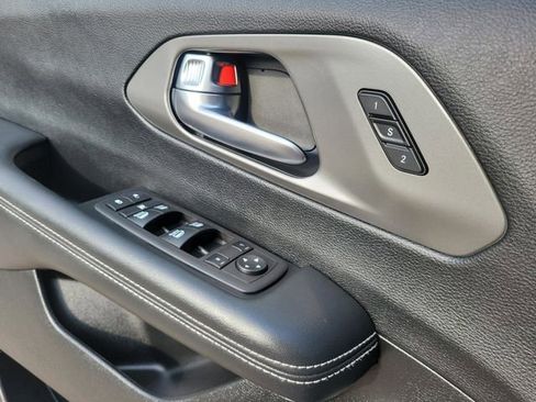 Used 2025 Chrysler Pacifica Select FWD image 13