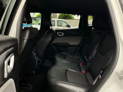 Used 2025 Jeep Compass Latitude image 11