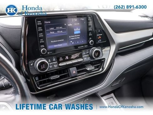 Used 2021 Toyota Highlander XLE AWD/4WD image 18