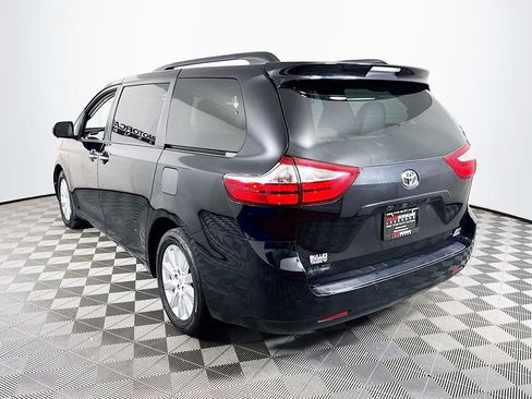 Used 2017 Toyota Sienna XLE Premium image 5