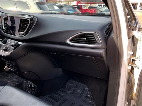 Used 2018 Chrysler Pacifica Touring-L Plus w/ Advanced Safetytec Group image 17