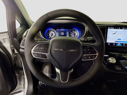 Used 2026 Chrysler Pacifica Select image 13